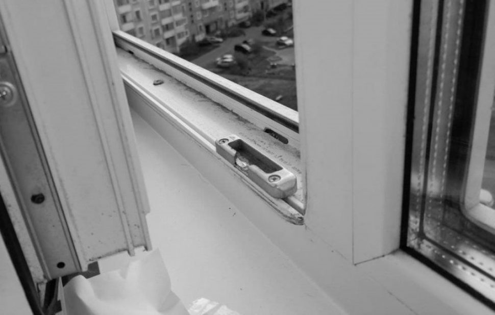 В Архангельске 3-летний ребёнок выпал из окна квартиры 